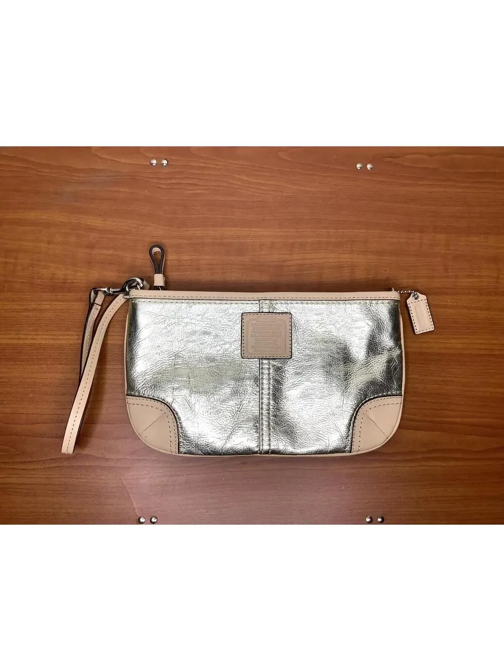 < Coach XL Large Metallic Silver and Cream Beige Leather Wristlet > - Picture 2 of 8